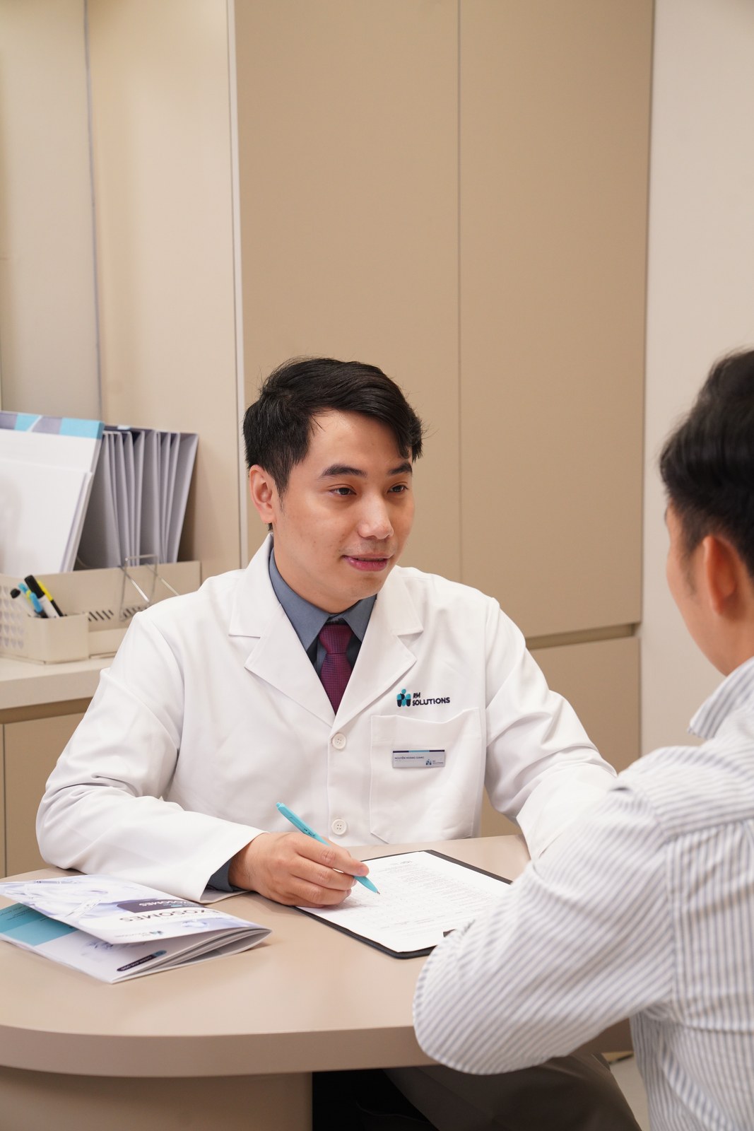 BS Nguyễn Hoàng Giang đang trao đổi với người bệnh