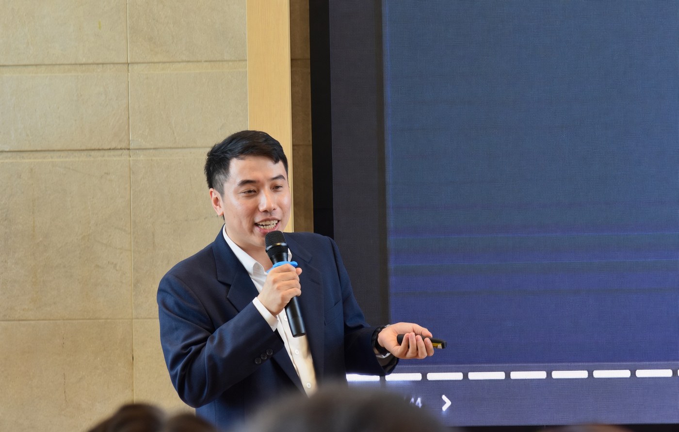 BS Nguyễn Hoàng Giang thuyết trình tại một hội thảo y khoa